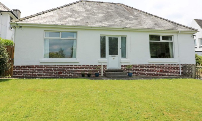 Haverfordwest Cottage | WHITE THORNS, pet friendly, with a garden in Haverfordwest