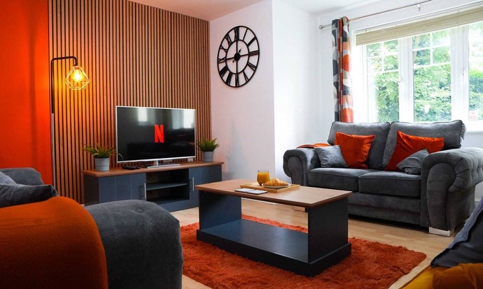 Birmingham Apartment | Whole Apartment | 2Bed | 2Bath | Professionals|Contractors|Parking|B'ham 10mins