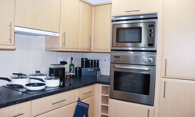 Birmingham Apartment | Whole Flat - 2BR/Contractors/Professionals/ULEZ Free/Parking/B'ham City 10 Mins