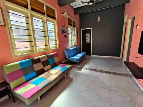 Ipoh House | Wi-Fi 100MB Free Ipoh Happy Big House SemiD TH24 16 pax