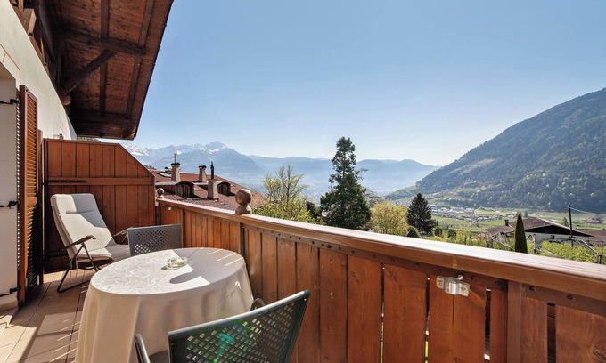 Lagundo Apartment | Wiedmairhof Apartment 'Morgenduft' with South-facing balcony, Shared Terrace and Garden and Wi-Fi