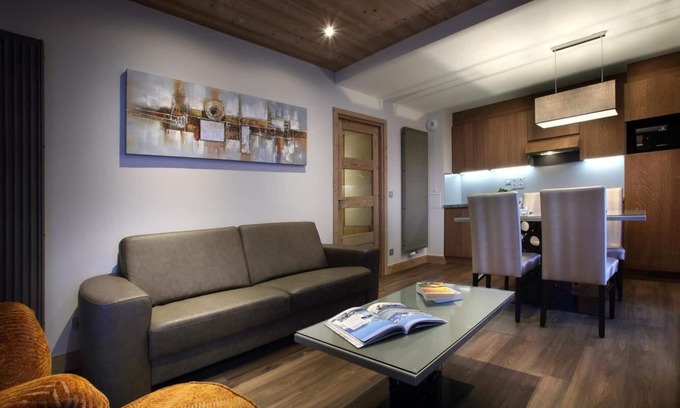 Eclose-Est Apartment | Wifi, 150m from ski slopes, fitness, swimming pool, sauna, hammam, balcony, tv, 63m², Alpe d'Huez