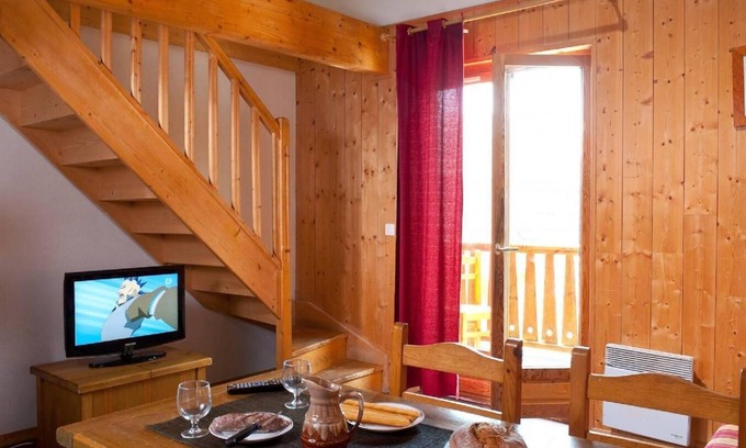 Saint-Sorlin-d'Arves Apartment | Wifi, 200m from ski slopes, fitness, swimming pool, terrace, balcony, parking, 40-45m²