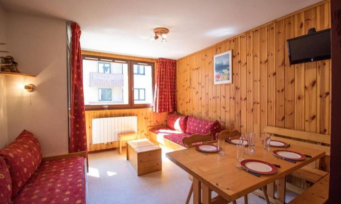 Val Cenis Apartment | Wifi, 300m from ski slopes, 3rd floor, view mountain, balcony, parking, tv, ski locker, 33m²