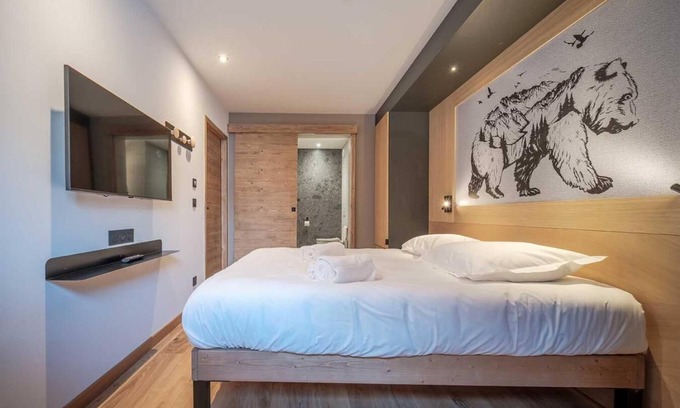 Tignes le Lac Apartment | Wifi, ski-in/ski-out & foot of the slopes, swimming pool, sauna, hammam, balcony, tv, ski locker