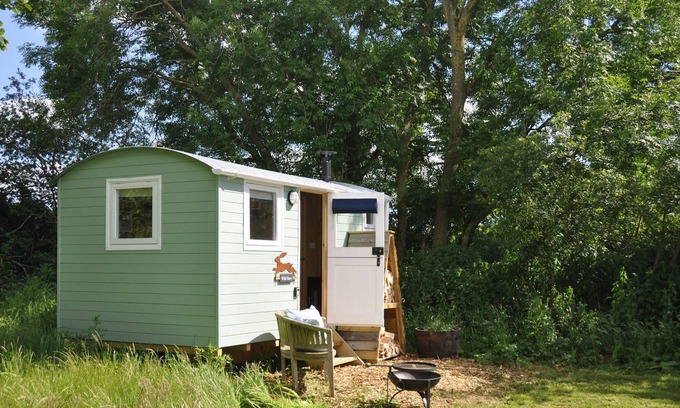 Blandford Forum Cottage | WILD HARE, romantic, character holiday cottage in Fontmell Magna