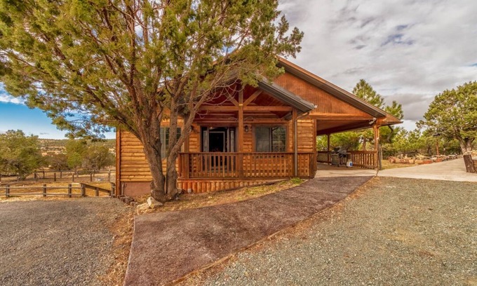 Alto Cabin | Wild Mustang's open-concept great space w/Hot Tub & Ping Pong