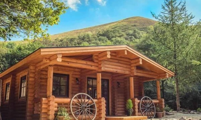 Pontesbury Cottage | WILDERNESS LODGE, family friendly, with hot tub in Stiperstones