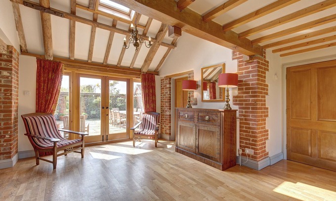 West Beckham House | Williams Barn - a self catering cottage that sleeps 10 guests in 5 bedrooms