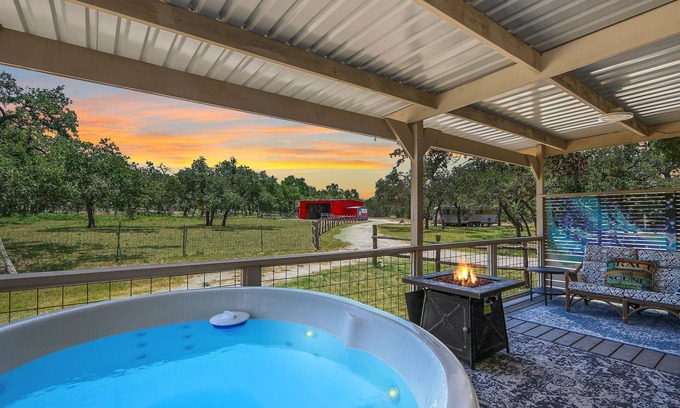 Wimberley House | Windmill Ranch- Glamping Star RV I Hot tub, stargazing