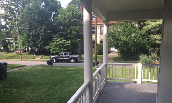 Downtown House | Windsong Manor - Walk to Downtown and the UK!