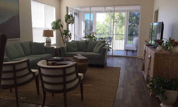 East Naples Condo | Windstar County Club. Overlooking 17th Fairway and pool.