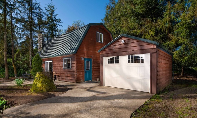 Dayton House | Wine Country Cottage, Pet Friendly, Nestled in Trees Near Vineyard With Fire-Pit & Cozy Wooded Patio