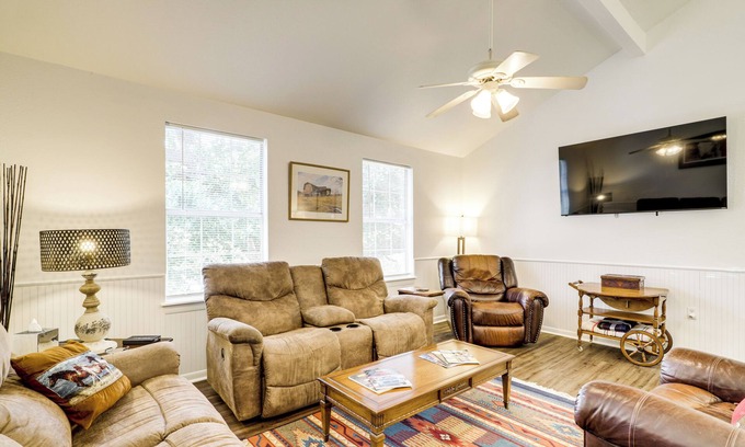 Brenham House | Wine Tours & Antiquing: Townhome Near Dtwn Brenham