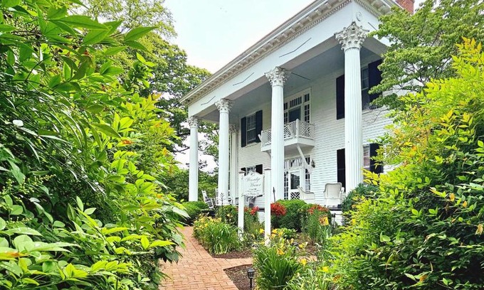 Madison Heights Bed & Breakfast | Winridge Manor