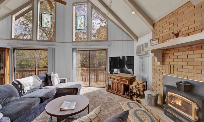 Paupackan Lake Ski Chalet | Winter Deals! Near Skiing w/Community Amenities + Game Room & Dogs Welcome