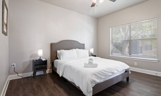 Richmond Apartment | Winter Modern Stay: Family & Corporate Friendly