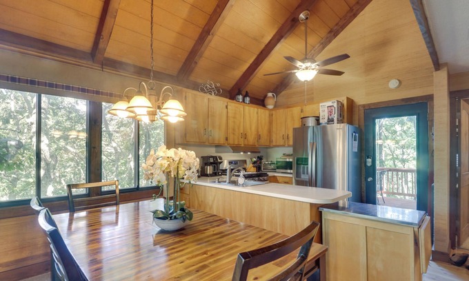 Treeloft Cottage | Wintergreen Home w/Hot Tub, Deck & Mountain Views