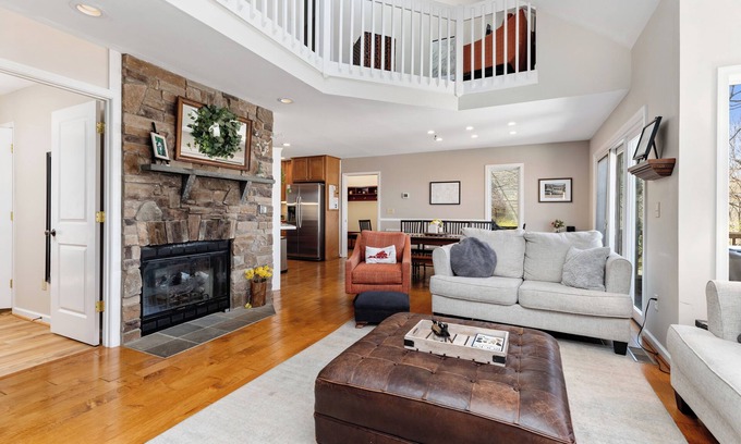 Chestnut Springs House | Wintergreen Resort - Mountain home w/4-bedroom 3 bath, Hot Tub & Wifi