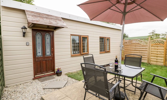 Highbridge Cottage | WISTERIA CHALET, with a garden in Watchfield