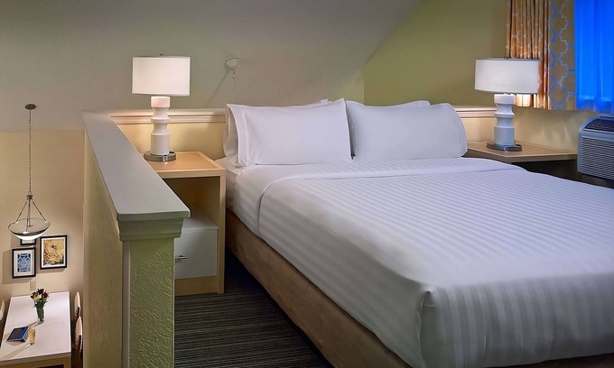 Middleburg Heights Hotel | Within easy reach of Roehm Athletic Complex! 2 Broad Suites W/Kitchen & BBQ!