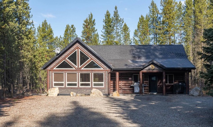 Valemount House | Wolf Den Cabin Rental - Dog Friendly!