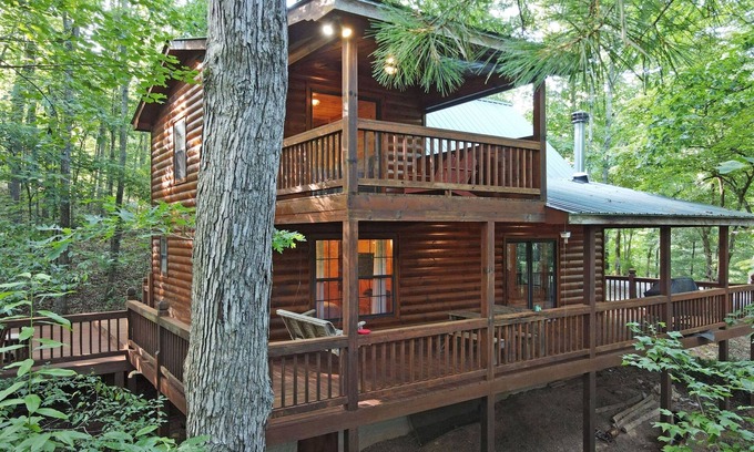 Blue Ridge Cabin | Wolf`s Den Dog-Friendly Family Cabin w/Wood Fireplace, Firepit, Gas Grill, Private Hot Tub