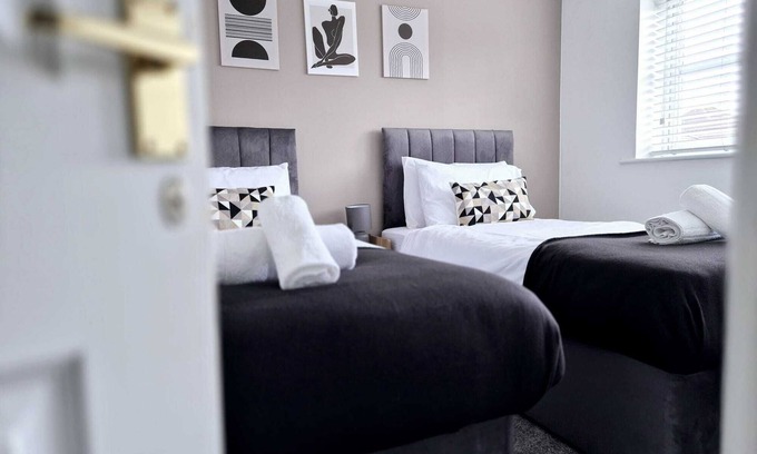 Wolverhampton House | Wolverhampton Long Stay Ready - 4 Bed, 2.5 Bath, Parking, Smart TV's & Wi-fi