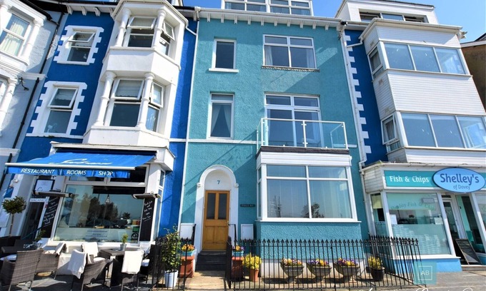 Aberdovey House | Wonderful 3 bedroom Apartment Sleeping 6 With Stunning Sea Views.