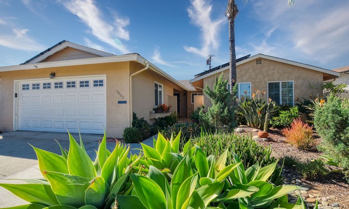 North Clairemont House | Wonderful 3 Bedroom House w/Pool Close to the beaches, Zoo, much more!