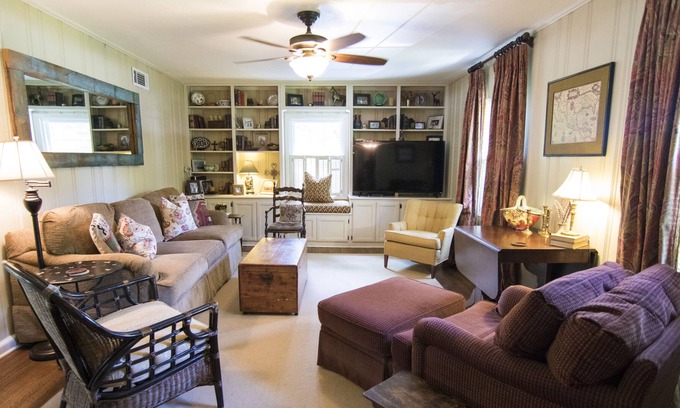 East Memphis House | Wonderful 5 Bedroom + 5.5 Bath Family Getaway