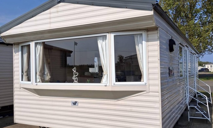 Heacham House | Wonderful 6 berth caravan in Norfolk at Heacham Beach, ref 21012E