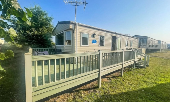 Heacham House | Wonderful 6 berth caravan with decking & river views at Heacham Beach ref 21003A