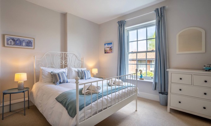 Winterton-on-Sea House | Wonderful Georgian Farm House 5 mins walk from a great sandy beach - sleeps 16
