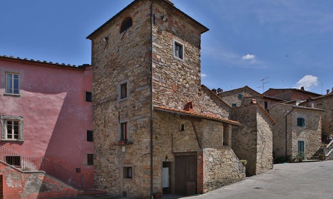 Pergine Valdarno House | Wonderful private villa for 2 people with hot tub, A/C, WIFI, TV and pets allowed, close to Arezzo