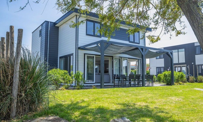Oost-Graftdijk House | Wonderful private villa for 10 people with WIFI, pool, TV, terrace and parking