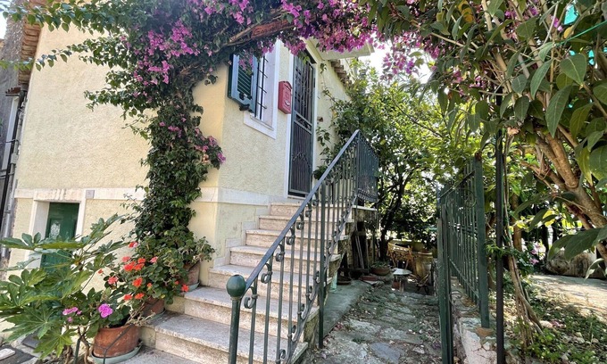 Ranzi House | Wonderful private villa for 4 people with WIFI, TV, patio, pets allowed and panoramic view