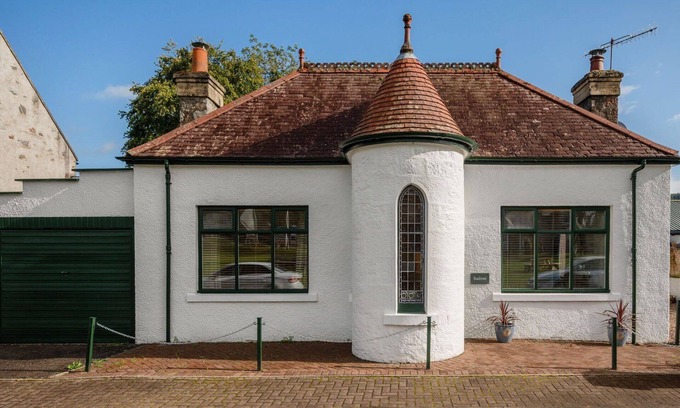 Drumnadrochit Villa | Wonderful private villa for 2 guests with WIFI, TV and patio