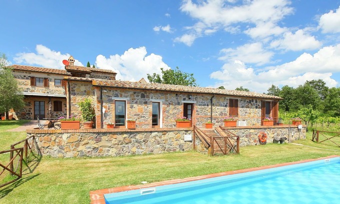 Radicofani Villa | Wonderful private villa with WIFI, A/C, hot tub, private pool, TV, patio, pets allowed and parking
