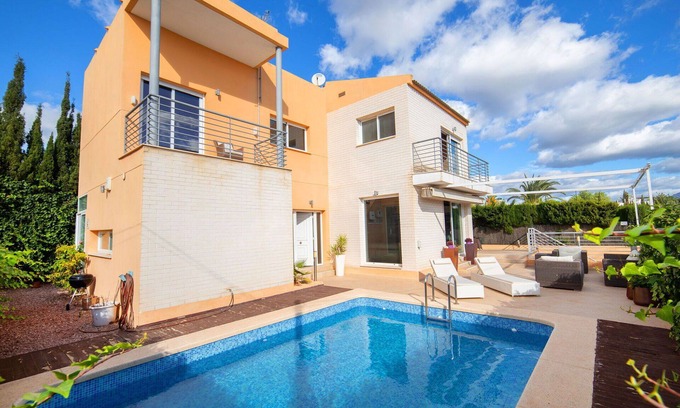La Colina House | Wonderful private villa for 6 guests with private pool, WIFI, A/C, TV, patio and pets allowed