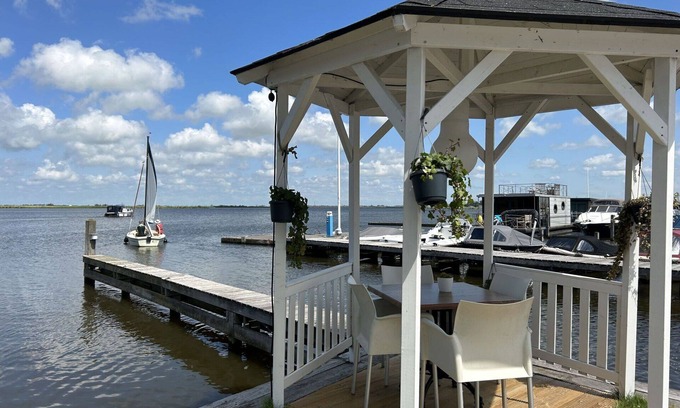 Uitgeest House | Wonderful private villa for 4 people with WIFI, TV, terrace and parking