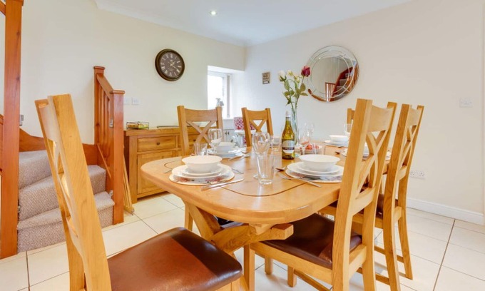 Margam House | Wonderful private villa for 6 people with WIFI, TV, patio, pets allowed and parking