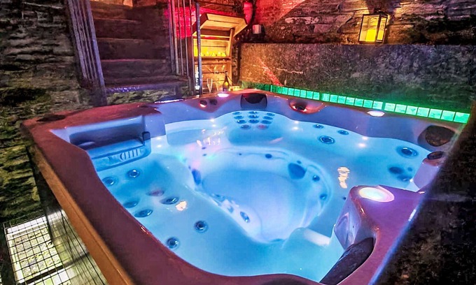 Fivelanes House | Wonderful private villa for 4 guests with WIFI, hot tub, TV, patio and pets allowed