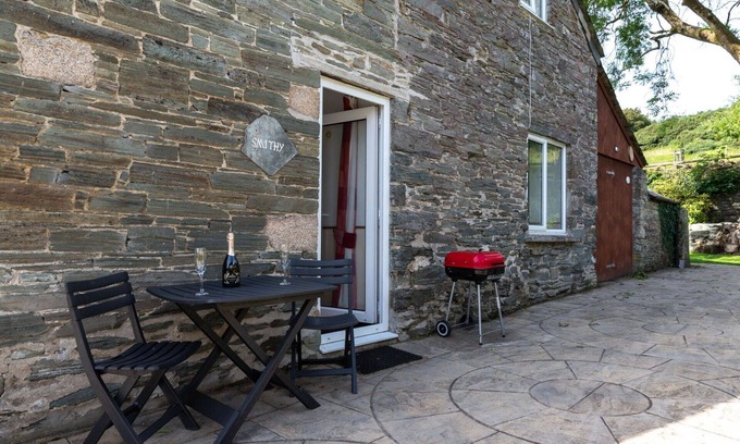Fivelanes House | Wonderful private villa for 2 guests with WIFI, hot tub, TV, patio, pets allowed and parking
