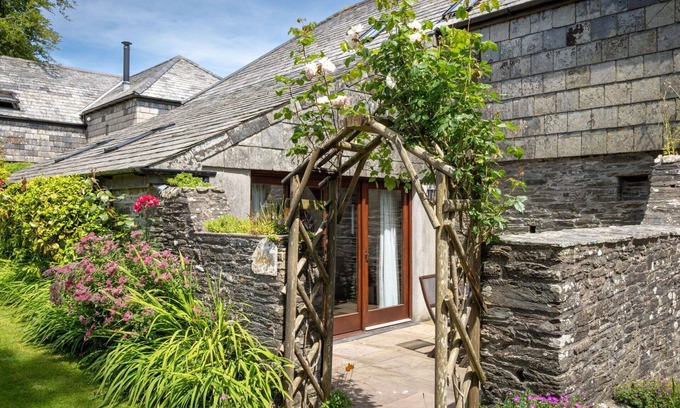 Fivelanes House | Wonderful private villa for 5 guests with hot tub, WIFI, patio and pets allowed
