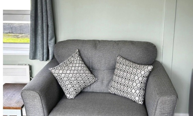Liskeard House | Wonderful private villa for 4 guests with WIFI, TV, patio, pets allowed and parking