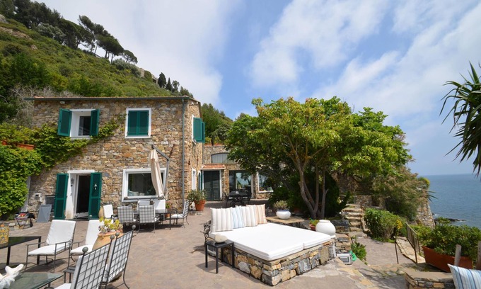 Imperia House | Wonderful property with garden terrace in a unique position directly on the sea