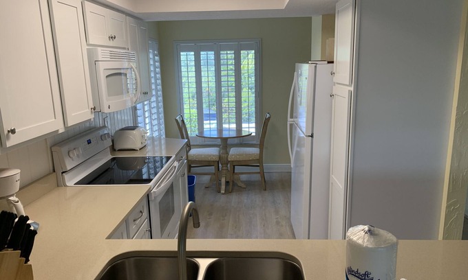 Sanibel Condo | Wonderful Sanibel Island condo. 2 bed 2 bath. Sleeps 6. Weekly rental.