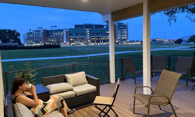 Ashwaubenon House | Wonderful view of Lambeau and it has 6 Bathrooms!