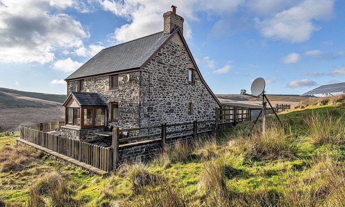 Glandyfi House | Wonderful villa for 6 guests with WIFI, TV, terrace and pets allowed